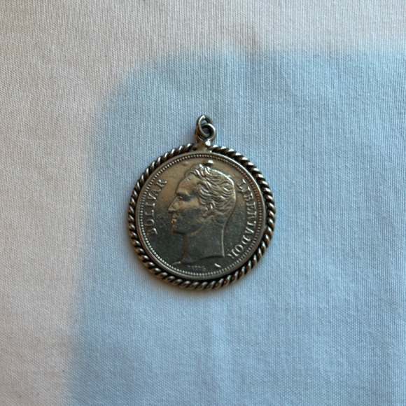 1965 Venezuela 2 Bolivares Libertador Simon Bolivar Coin Pendant - Picture 2 of 6